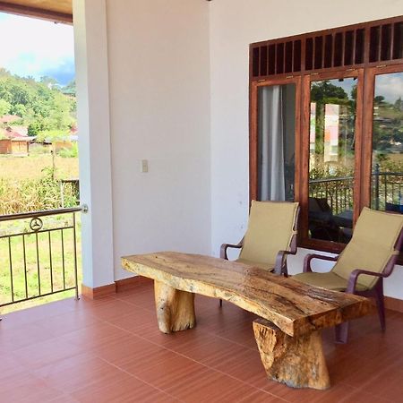 Toba Sunset Bed & Breakfast Тук Тук Екстериор снимка