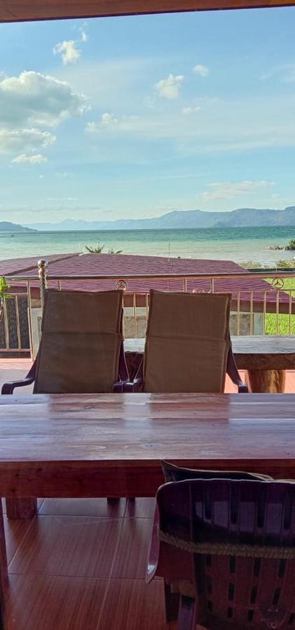 Toba Sunset Bed & Breakfast Тук Тук Екстериор снимка