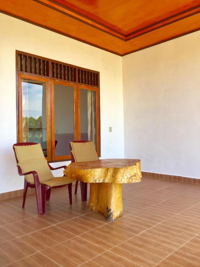 Toba Sunset Bed & Breakfast Тук Тук Екстериор снимка