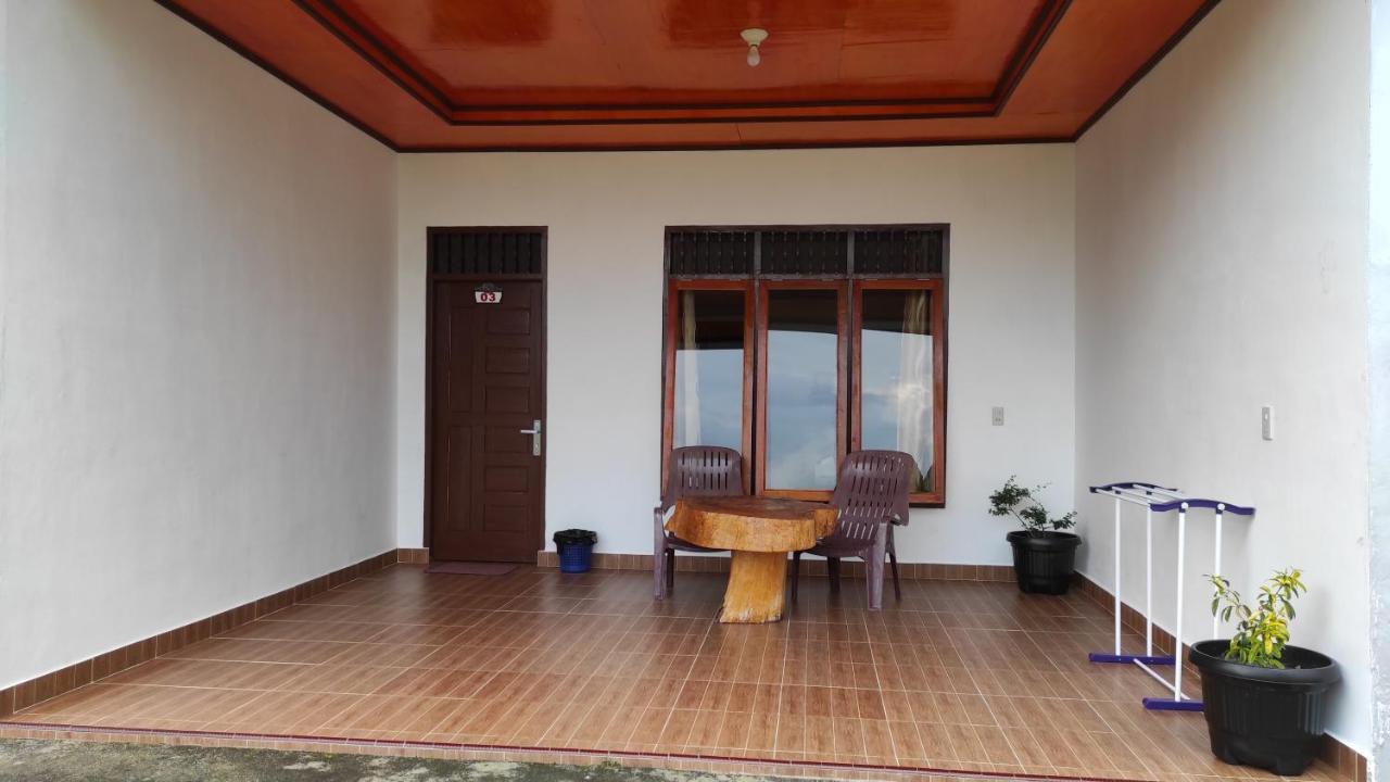 Toba Sunset Bed & Breakfast Тук Тук Екстериор снимка